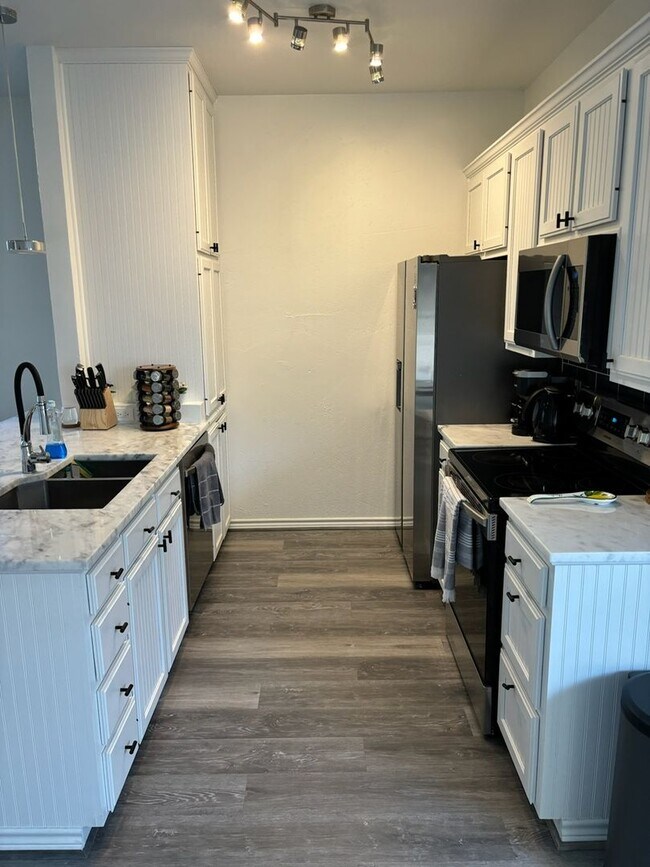 Building Photo - Fully Furnished Baylor Condo