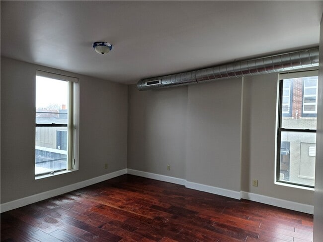 Building Photo - 320 East Ave