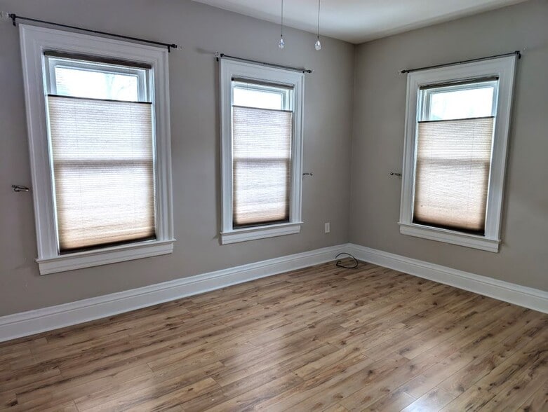 Building Photo - 5313 Broadway, 1