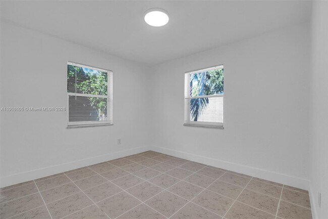 Building Photo - 124 SE 2nd Terrace