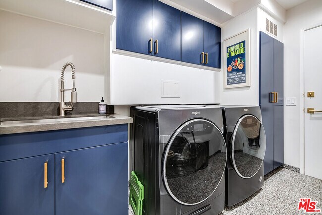 Building Photo - 4635 N Clybourn Ave