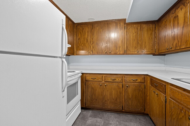 Building Photo - 5605 W 58th St