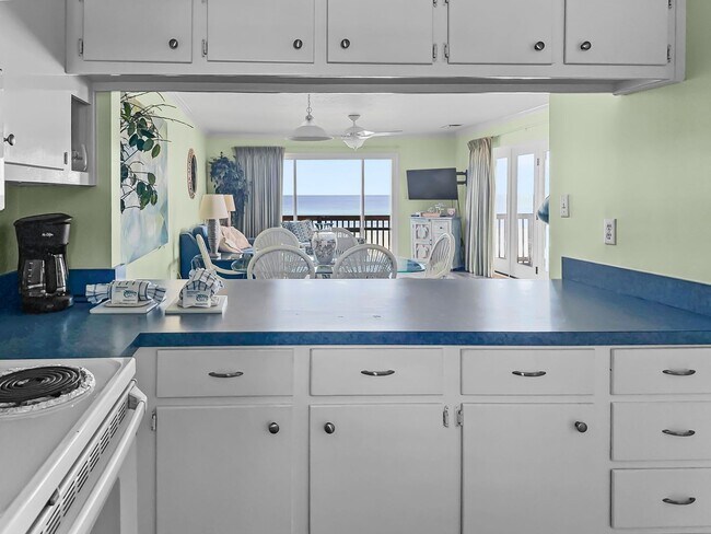 Building Photo - Amazing 3-Bed Condo with HUGE porch on the beach