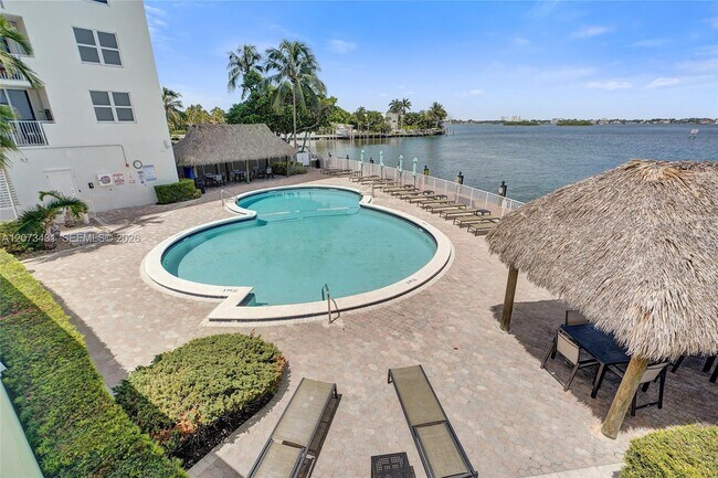 Building Photo - 10350 W Bay Harbor Dr