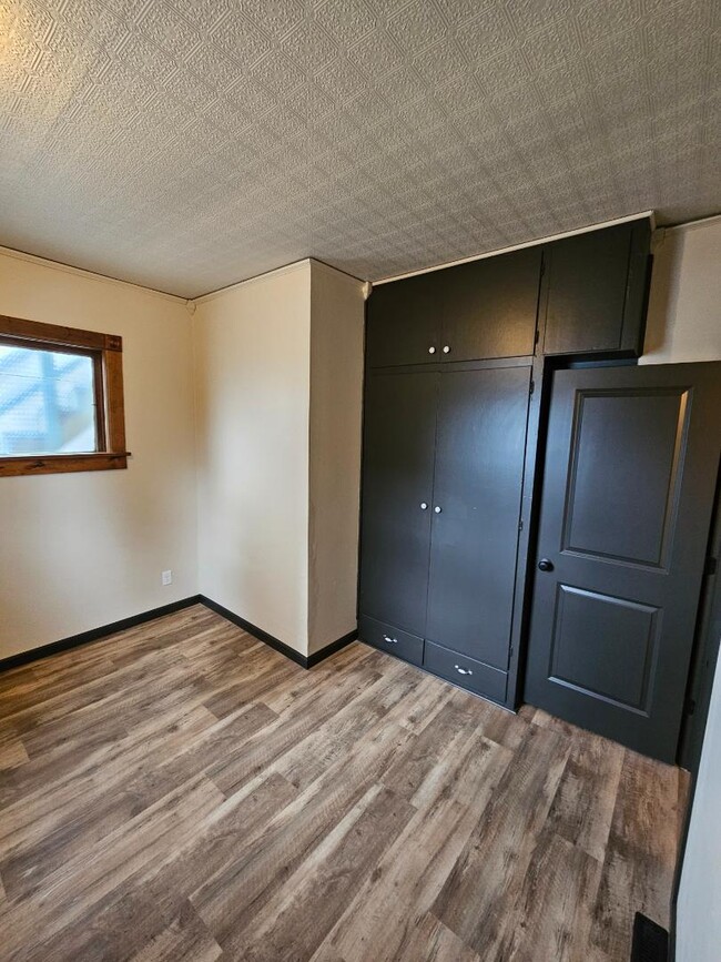 Building Photo - 316 E Walnut St