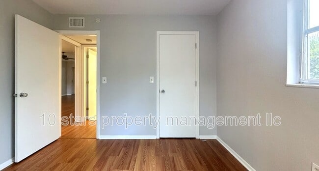 Building Photo - 1433 S Belcher Rd