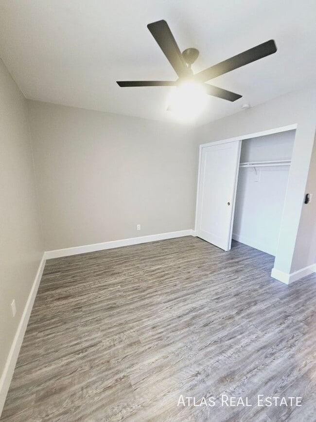 Building Photo - 2826 E Capri Cir