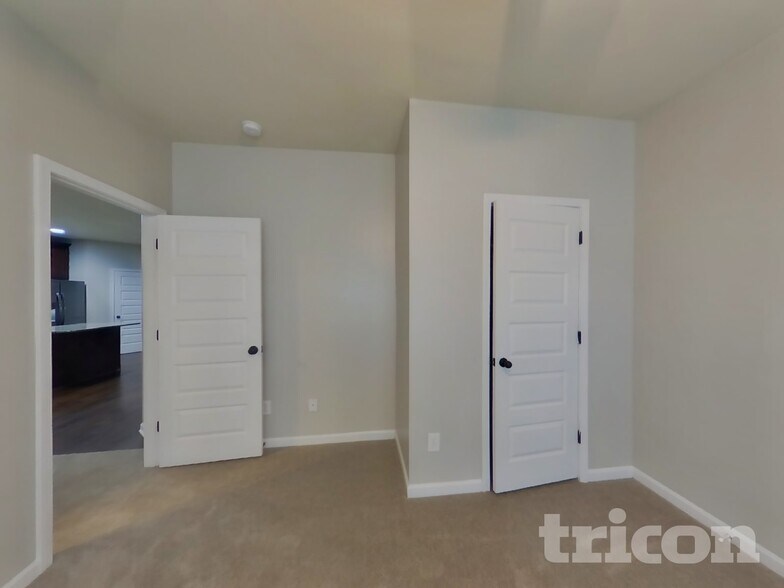 Building Photo - 744 Effendi Pl