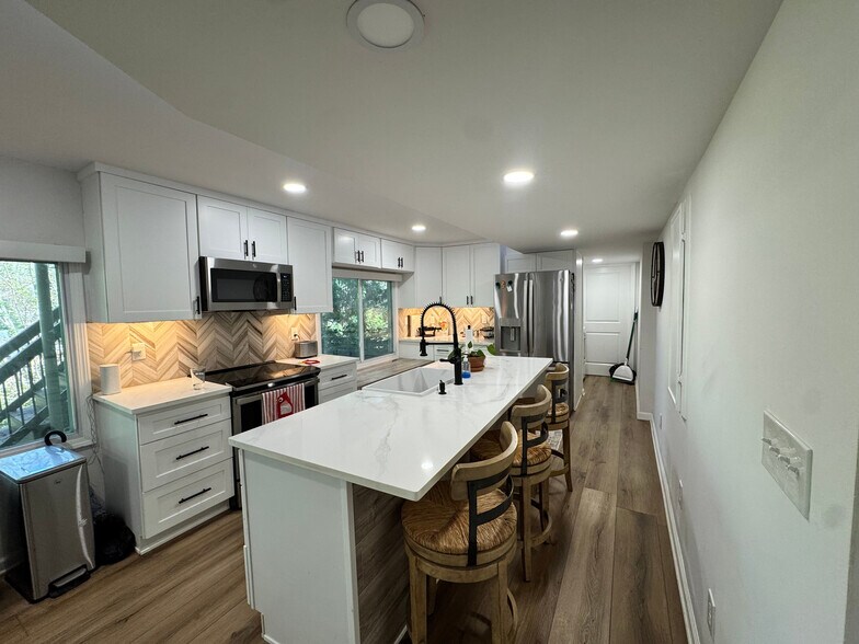 Building Photo - Room in Apartment on Wynfair Dr