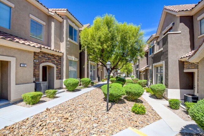 Building Photo - Gorgeous 3 bedroom 2.5 bathroom Townhome c...