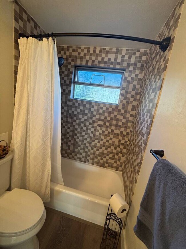 Building Photo - 425 Lake St S