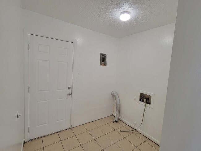 Building Photo - 3 Bedroom 1 bath Duplex!