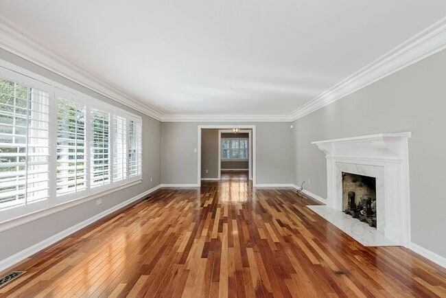 Building Photo - Elegant Updated Meridian-Kessler Home on E...