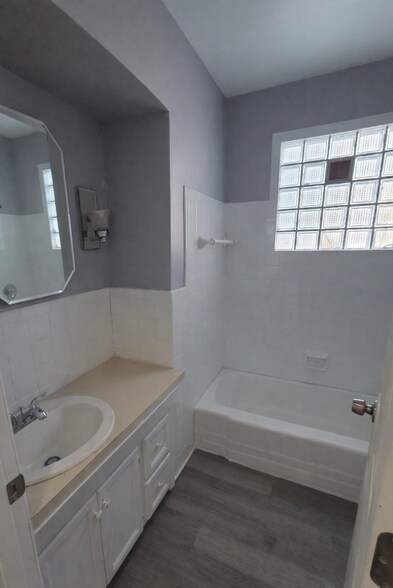 Building Photo - 722 Frank St