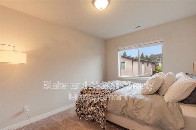 Building Photo - 16349 SE Sunshower Pl