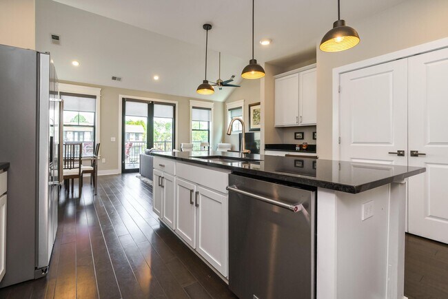 Building Photo - 1308 Forsythe Ave