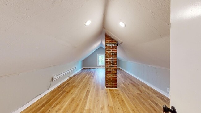 Building Photo - 3 Bed Single Family with Huge Kitchen and ...