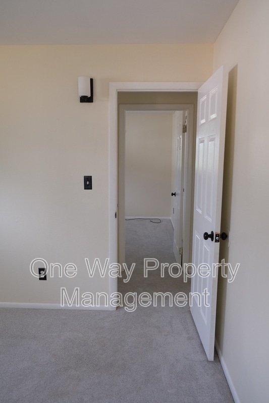 Building Photo - 901 Elm St
