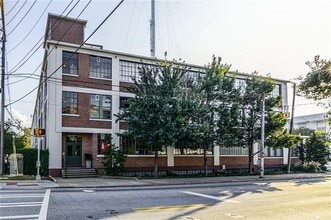 Building Photo - 881 Memorial Dr SE