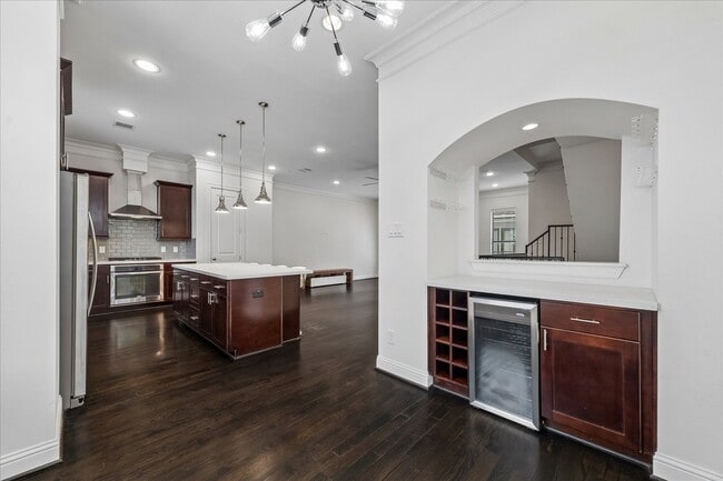 Building Photo - 734 W 20th St