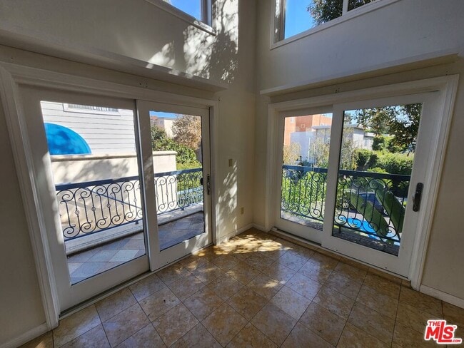 Building Photo - 10389 Almayo Ave