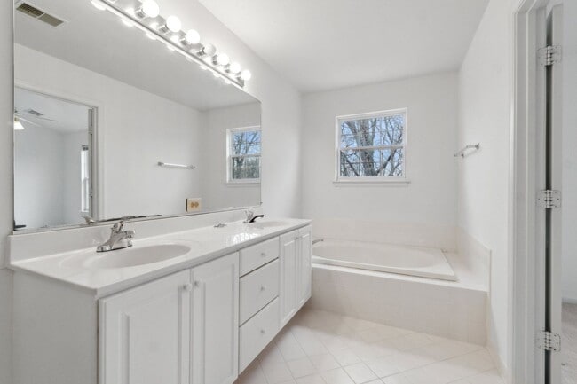Building Photo - Wonderful Townhome