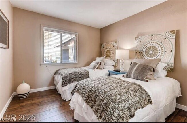 Building Photo - 4255 Hazelcrest Dr