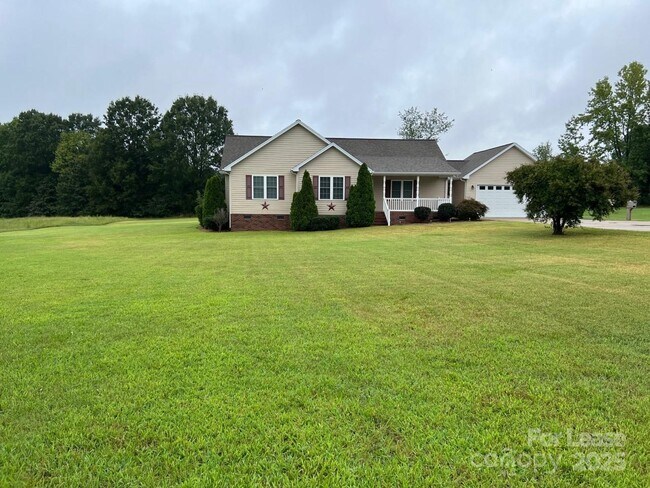 Building Photo - 823 Mazeppa Rd