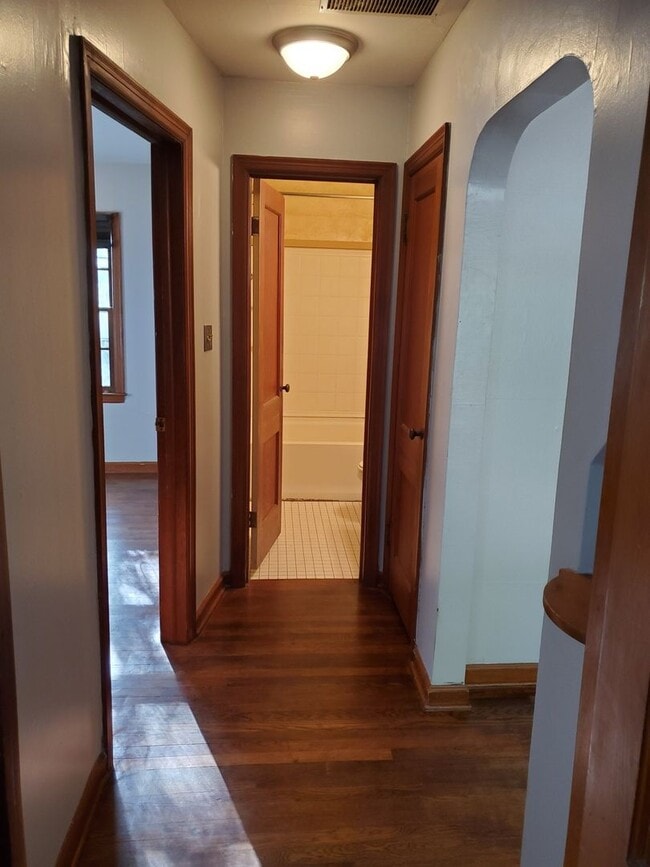 Building Photo - Nice 2 bedroom very near College Hill park