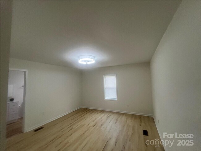 Building Photo - 39 White St