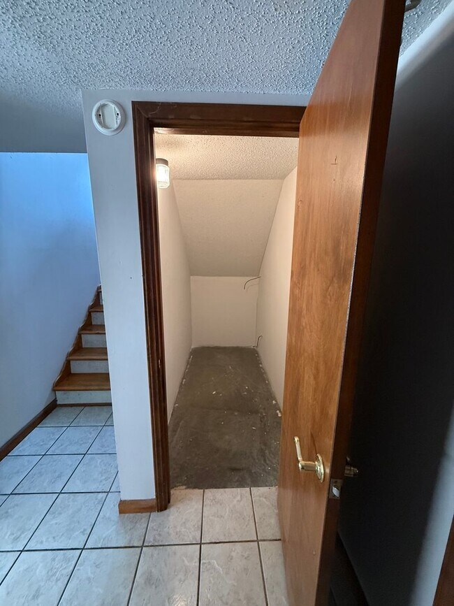 Building Photo - Big on Space. Big on Convenience. Big on Comfort.