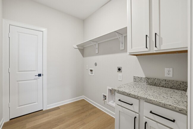 Building Photo - 3060 Sorrento Hl Dr