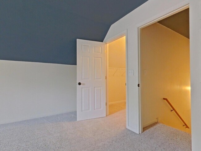 Building Photo - 304 Farmington Dr
