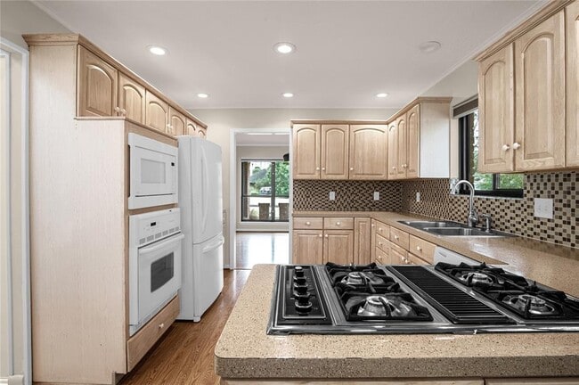 Building Photo - 319 Forest Lake Dr