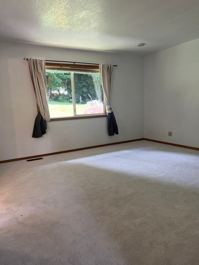 Building Photo - 3 bedroom 2.5 bathroom Home in Lake Steven...