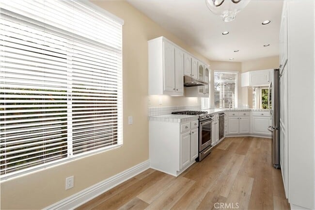 Building Photo - 11 Reina