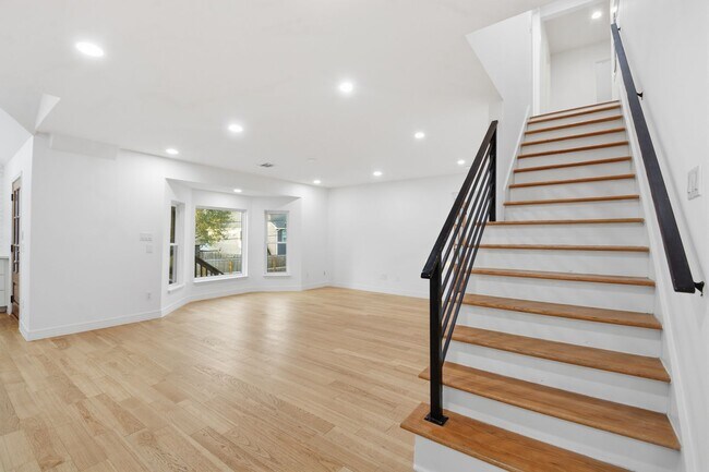 Building Photo - Beautiful Houston Home Featuring a Private Pool