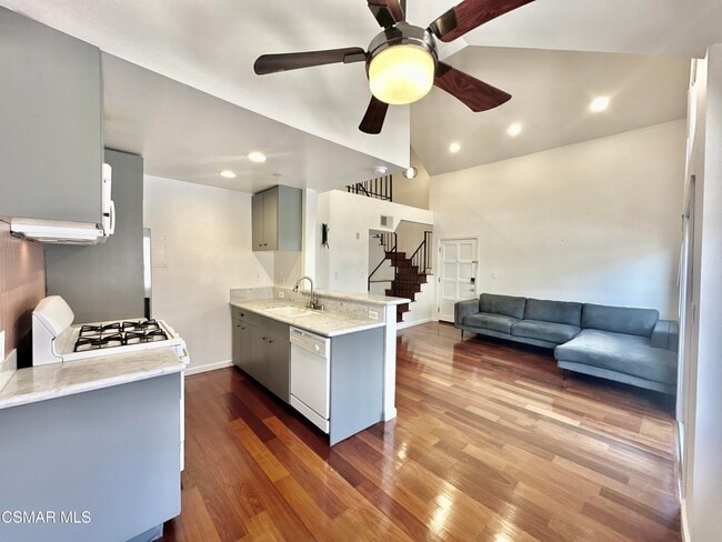 Building Photo - 1118 E Palmer Ave