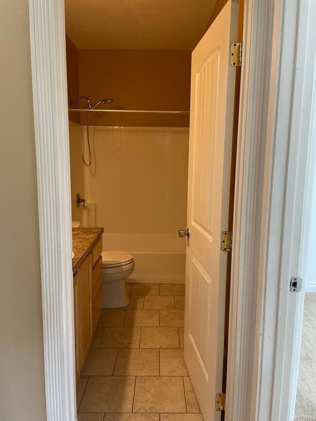 Building Photo - Beautiful 3 Bedroom Single Family Home With 2 Car Garage!