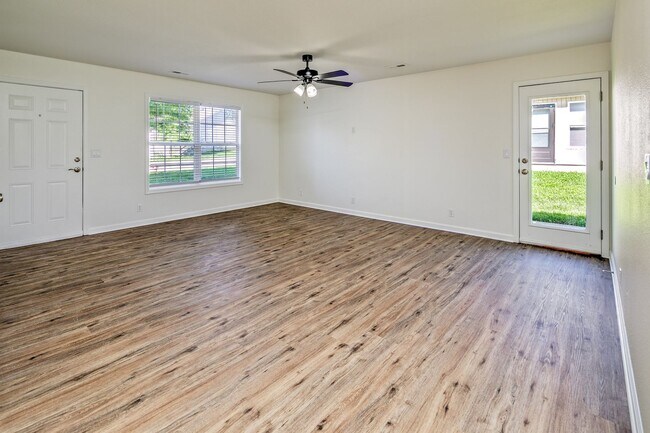 Building Photo - Stylish Belton Townhome | 3 Beds, 2 Baths,...