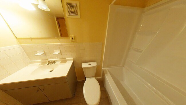 Building Photo - 2 Bedroom 1 Bath Apartment Rental in Parkv...
