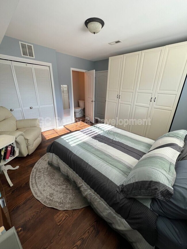 Building Photo - 112 Lakeshore Dr