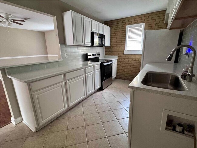 Building Photo - 3091 Colonial Way