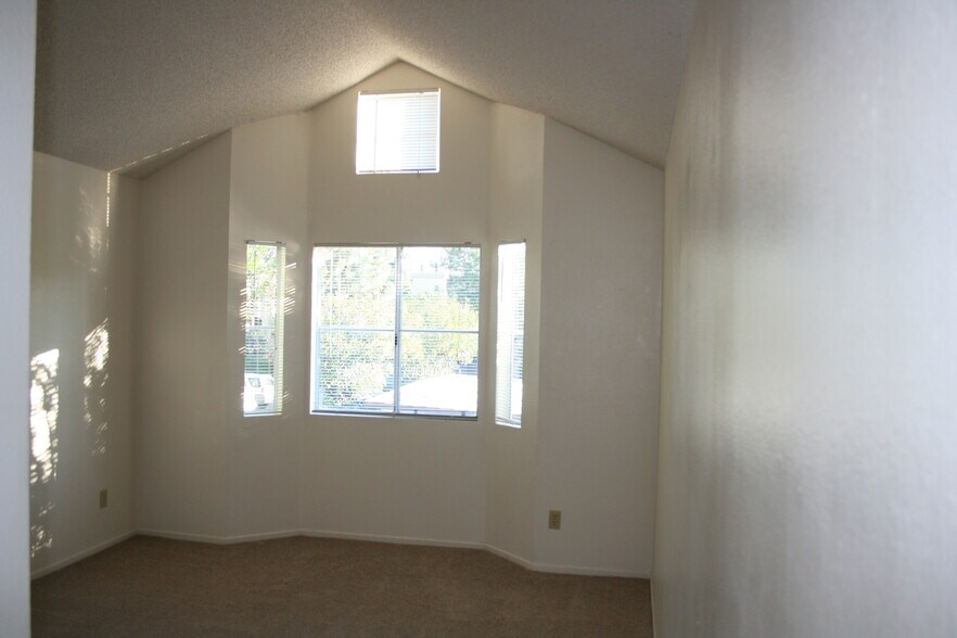 Building Photo - 2001 Lakeridge Cir