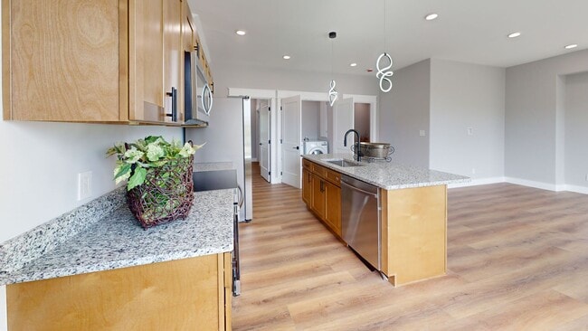 Building Photo - One Private Bedroom/Bath in Spacious 5BR/5BA Townhome Near UTK