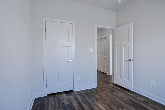 Building Photo - Welcome home to this move-in ready end uni...