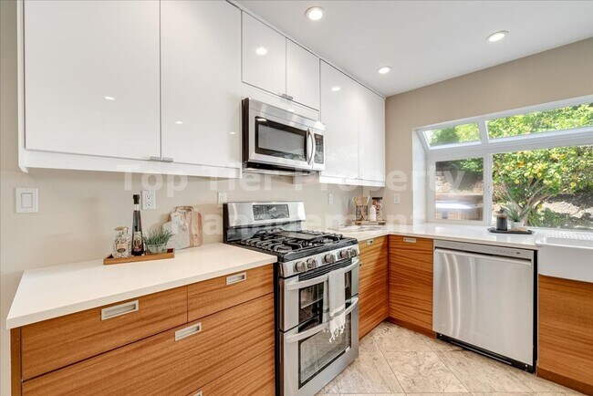 Building Photo - ***Beautiful 3 bed / 2.5 bath / 1,975 sqft House in the Vista/Shadowridge Neighborhood - Availabl...