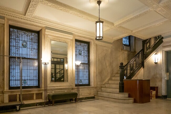 Building Photo - 305 W 72nd St