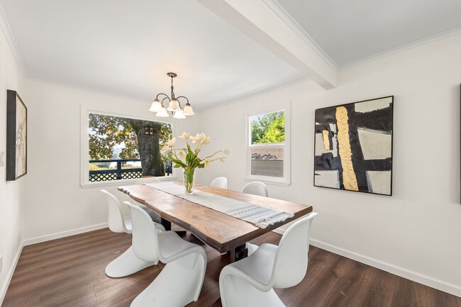 Building Photo - Peaceful Lakefront Living in Kirkland