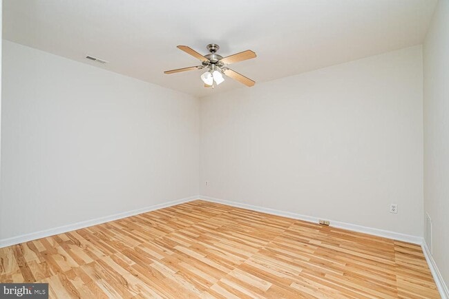Building Photo - 1275 Quaker Hill Dr